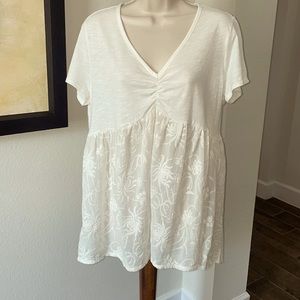 STYLE AND CO WHITE T SHIRT/BLOUSE WITH BEAUTIFUL DETAILED BOTTOM HALF SZ M